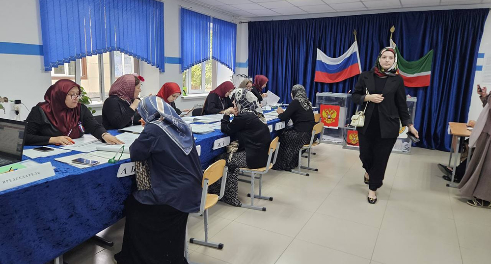 На избирательном участке. Фото избиркома Чечни, https://vk.ru/wall-206122948_1493