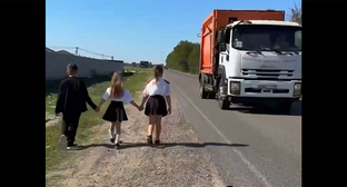Дети идут по обочине дороги из-за отсутствия тротуара. Кадр из видео https://t.me/tipichkras/83286