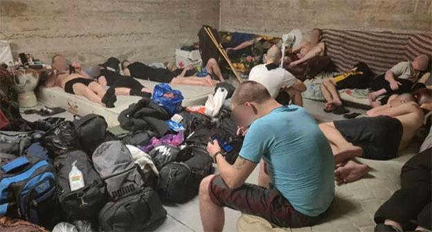 Граждане Украины, удерживаемые на КПП в пограничном пункте "Дарьяли". Скриншот видео https://www.facebook.com/watch/?v=2037188190424488 принадлежит компании Meta деятельность которой запрещена в России Граждане Украины, удерживаемые на КПП в пограничном пункте "Дарьяли". Скриншот видео https://www.facebook.com/watch/?v=2037188190424488 принадлежит компании Meta деятельность которой запрещена в России