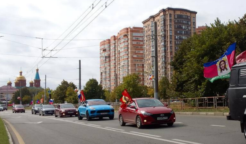 Автомобильный крестный ход в Краснодаре. Скриншот фото "Краснодар ЮМР" от 27.06.26, https://t.me/KrasnodarUMR/29072.