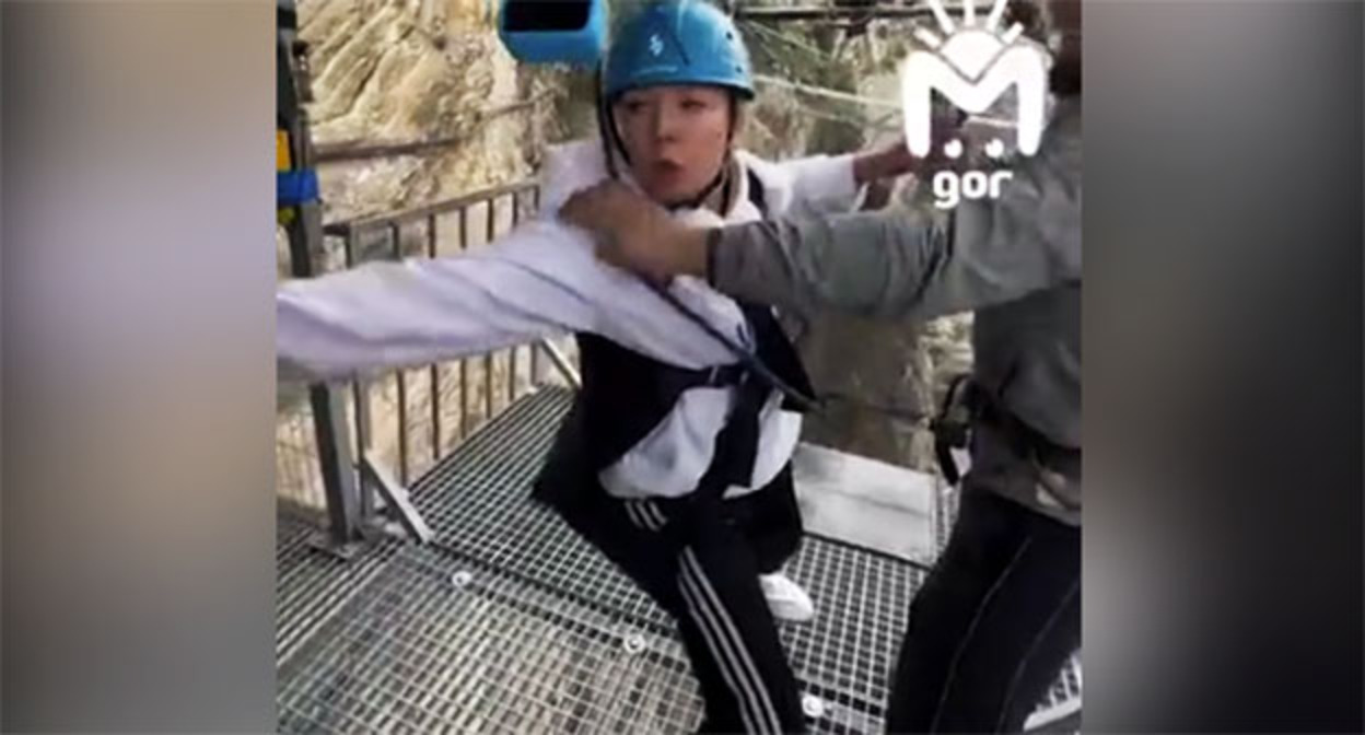 Кадр видео прыжка туристки с тарзанки в Сулакском каньоне https://lenta.ru/news/2026/09/28/instruktory-siloy-zastavili-turistku-prygat-s-tarzanki-v-dagestane-i-popali-na-video/ Кадр видео прыжка туристки с тарзанки в Сулакском каньоне https://lenta.ru/news/2026/09/28/instruktory-siloy-zastavili-turistku-prygat-s-tarzanki-v-dagestane-i-popali-na-video/