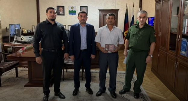 Передача наград родственникам убитых в боевых действиях на Украине. Скриншот https://golosstepi.ru/lenta-novostej/152471/?theme=light