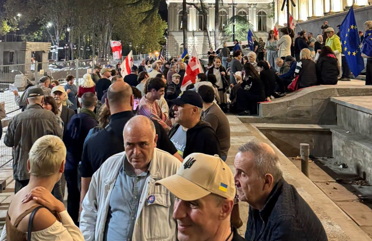 Участники акции протеста в 672-й день в Тбилиси. фото: Giorgi Mumladze / Facebook* Участники акции протеста в 672-й день в Тбилиси. фото: Giorgi Mumladze / Facebook*