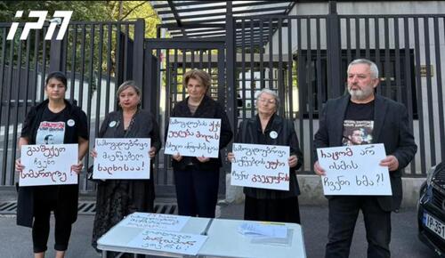 Родственники задержанных участников масштабных протестов в декабре 2024 года. Фото: Tbilisi life / Telegram-канал Родственники задержанных участников масштабных протестов в декабре 2024 года. Фото: Tbilisi life / Telegram-канал