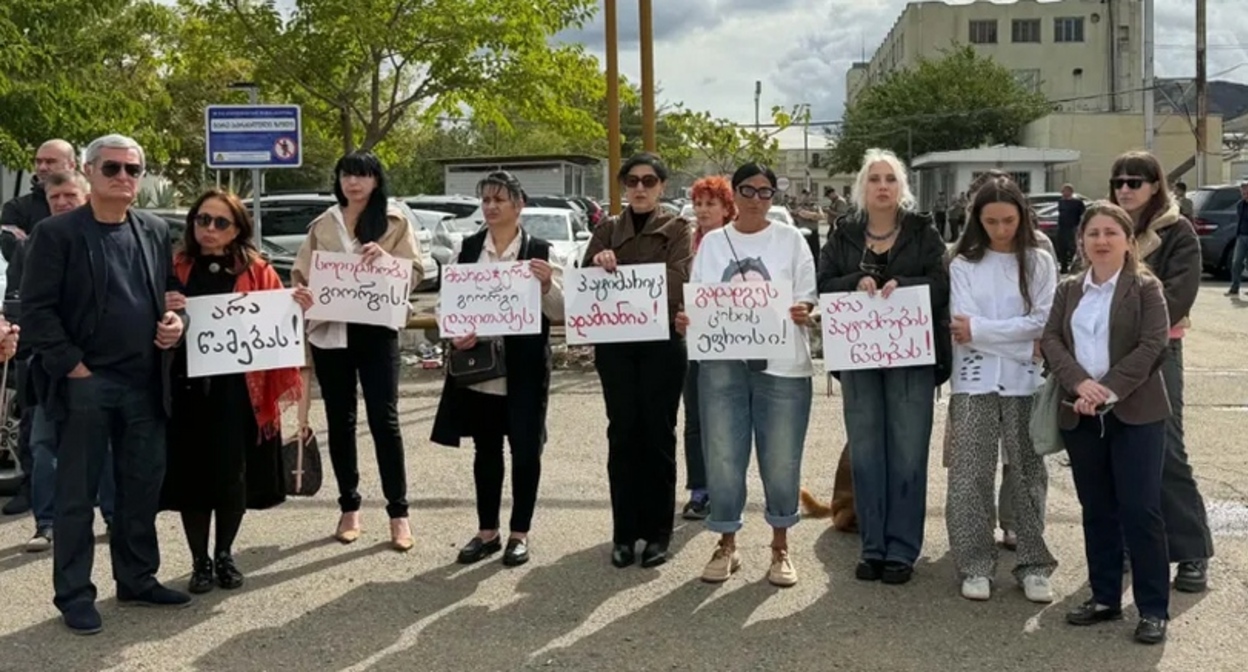 Участники акции в поддержку Георгия Давитадзе. Рустави, 3 октября 2026 года. Фото: "Интерпрессньюс" https://www.interpressnews.ge/ru/article/177942-u-penitentsiarnogo-uchrezhdeniia-no-6-v-rustavi-rodstvenniki-osuzhdennogo-georgiia-davitadze-provodiat-aktsiiu Участники акции в поддержку Георгия Давитадзе. Рустави, 3 октября 2026 года. Фото: "Интерпрессньюс" https://www.interpressnews.ge/ru/article/177942-u-penitentsiarnogo-uchrezhdeniia-no-6-v-rustavi-rodstvenniki-osuzhdennogo-georgiia-davitadze-provodiat-aktsiiu
