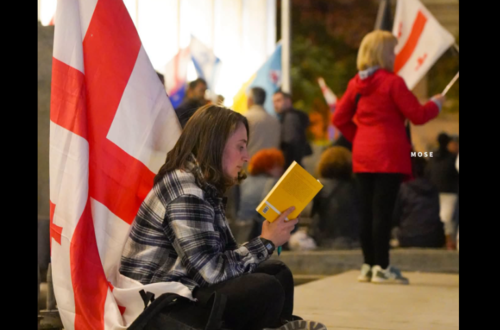 Участница акции в Тбилиси. Фото Mo Se от 04.10.26, https://www.facebook.com/photo/?fbid=4455611231420281&set=pcb.4455610651420339 (деятельность компании Meta, владеющей соцсетью, запрещена в России). Участница акции в Тбилиси. Фото Mo Se от 04.10.26, https://www.facebook.com/photo/?fbid=4455611231420281&set=pcb.4455610651420339 (деятельность компании Meta, владеющей соцсетью, запрещена в России).