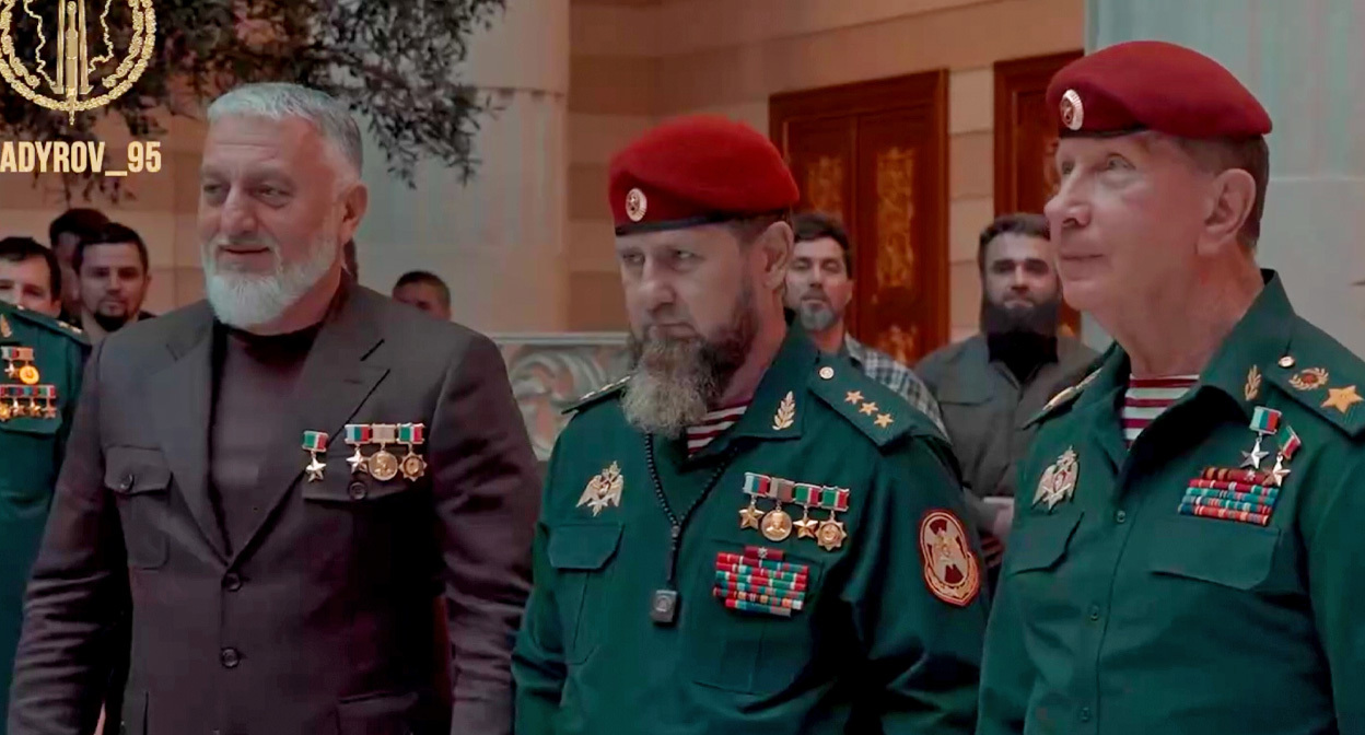 Делимханов, Кадыров, Золотов. Кадр из видео: https://t.me/RKadyrov_95/6971 Делимханов, Кадыров, Золотов. Кадр из видео: https://t.me/RKadyrov_95/6971