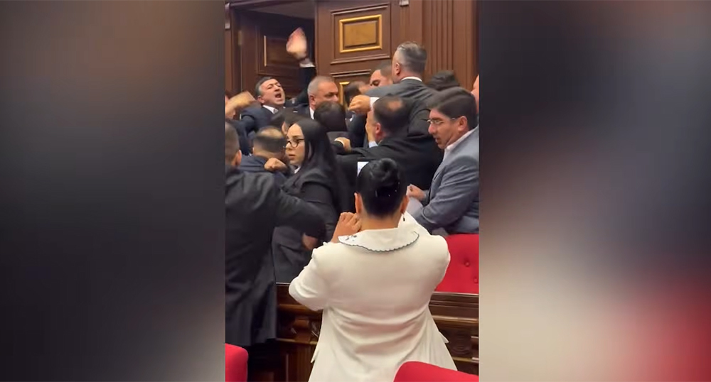 Драка в парламенте Армении. Кадр из видео https://www.youtube.com/watch?v=a5vsY05cfpA
