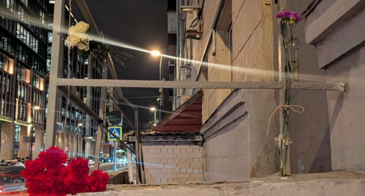 Подъезд у дома Анны Политковской, фото "Слово защите" от 08.10.26, https://t.me/endoflaw/3968.