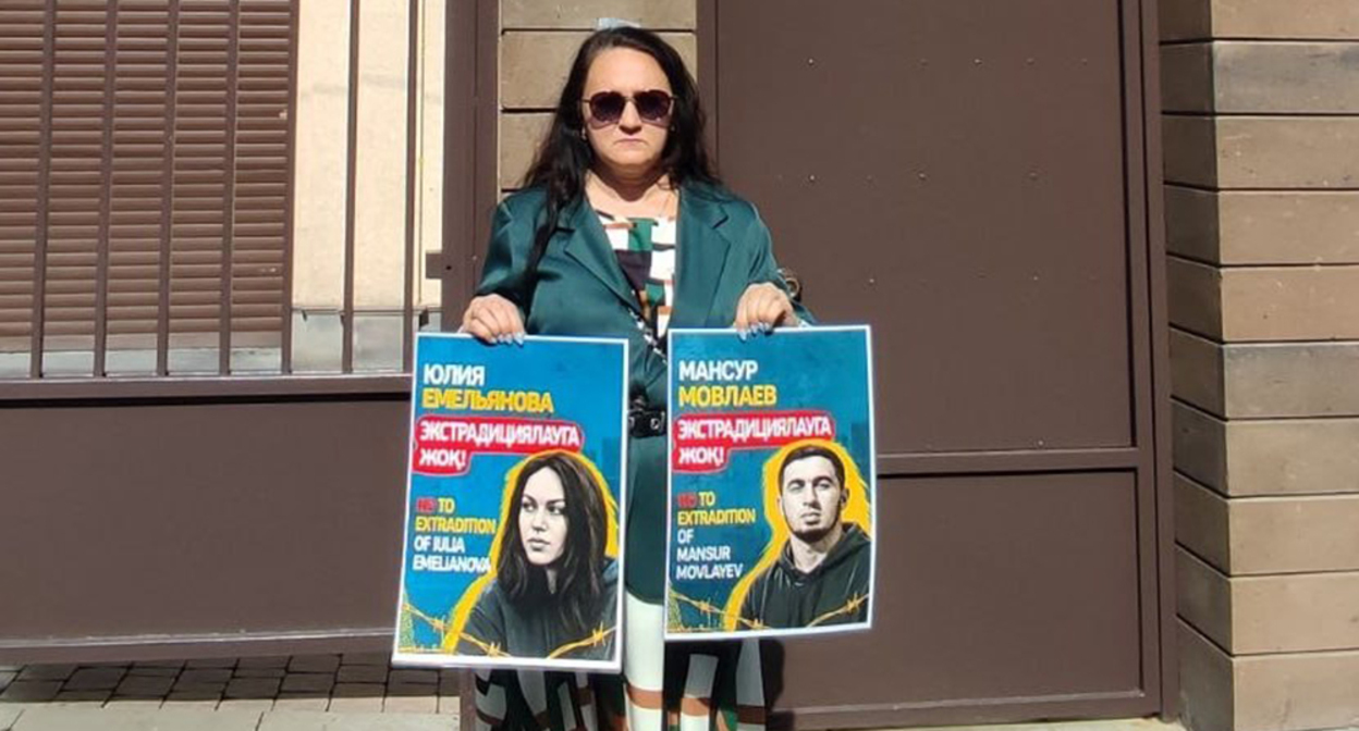 Участница акции в Ереване в поддержку Мансура Мовлаева и Юлии Емельяновой. Скриншот публикации https://t.me/rusnews/92824
