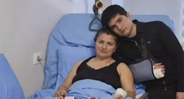 Ани Аветисян с младшим сыном в больнице. Фото: Социальные сети доктора Казаряна Ани Аветисян с младшим сыном в больнице. Фото: Социальные сети доктора Казаряна