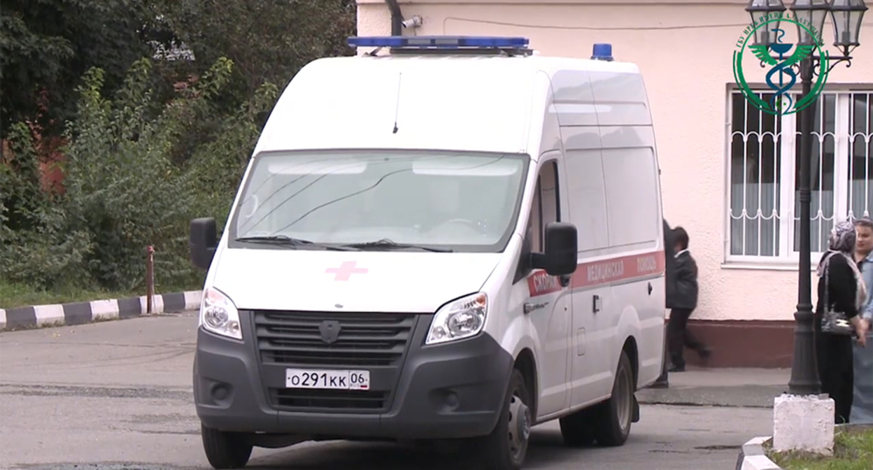 Машина скорой помощи на территории ИРКБ. Кадр из видео https://www.youtube.com/watch?v=nh3sxW_90fM