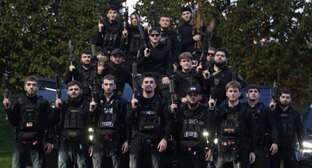 Адам Кадыров с друзьями, родственниками и охранниками. Скриншот публикации на странице komanda_k13 в Instagram**