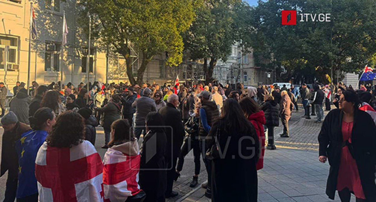 Акция протеста перед Конституционным судом в Батуми. Фото: https://1tv.ge/lang/ru/news/v-batumi-prokhodit-akcija-protesta-pered-konstitucionnym-sudom/ Акция протеста перед Конституционным судом в Батуми. Фото: https://1tv.ge/lang/ru/news/v-batumi-prokhodit-akcija-protesta-pered-konstitucionnym-sudom/