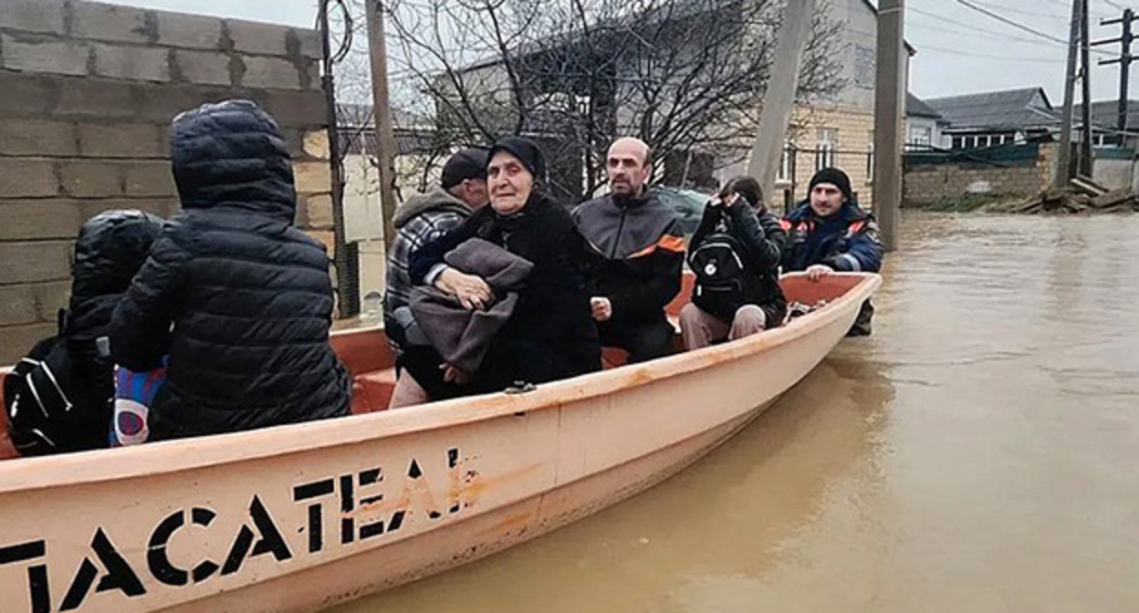 Наводнение в Махачкале. Фото: МЧС России Наводнение в Махачкале. Фото: МЧС России