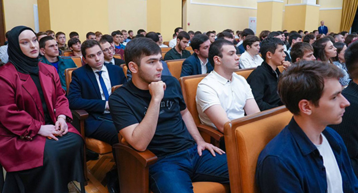 Студенты во время встречи Ахмеда Дудаева во Владикавказе. 10 октября 2026 г. Фото: https://ossetia.news/