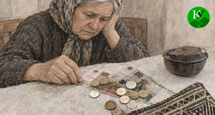 Пожилая женщина смотрит на деньги. Иллюстрация создана "Кавказским узлом" при помощи ИИ в программе Copilot