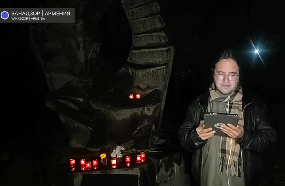 Участник акции в Ванадзоре. Стоп-кадр видео от 29.10.26,https://www.youtube.com/live/vWcGjIfoakIю