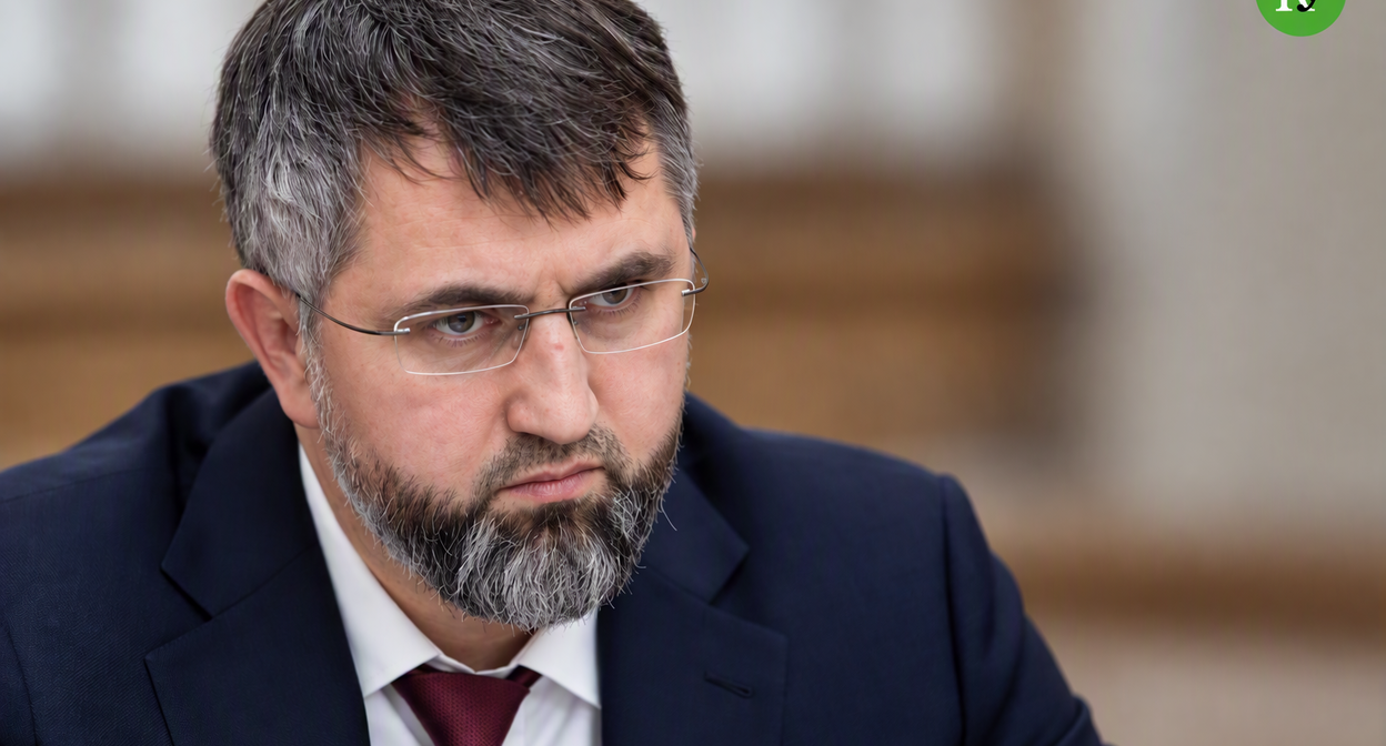 Магомед Рамазаев. Фото https://riadagestan.ru. Иллюстрация создана «Кавказским узлом» с помощью ИИ в программе Copilot