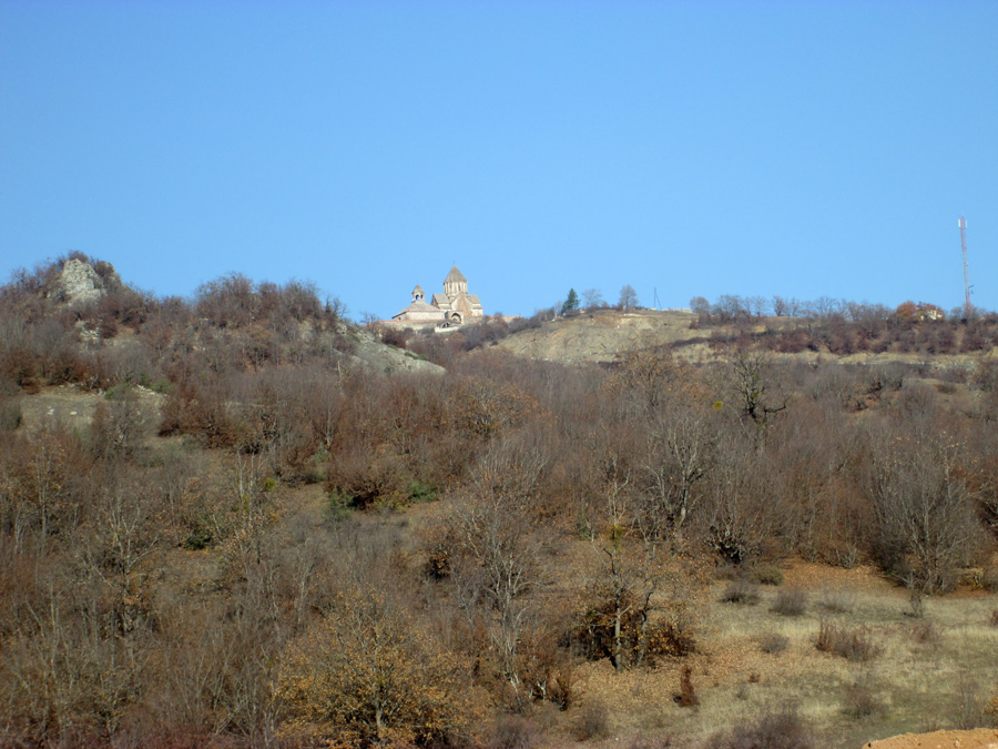 Фактически, училище строится под Святым Гандзасаром. Фактически, училище строится под Святым Гандзасаром.