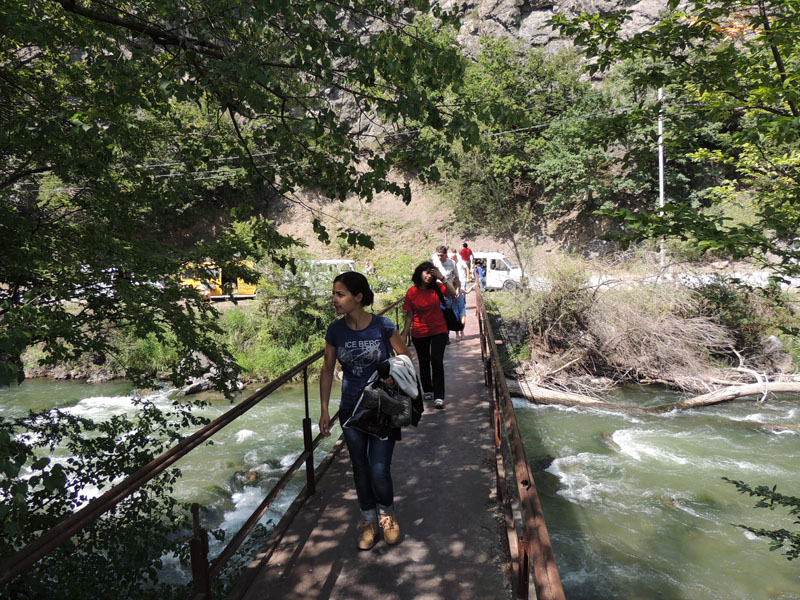 Переходим через железный самодельный мост. Переходим через железный самодельный мост.