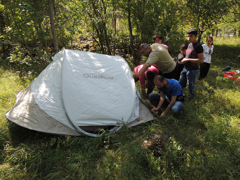 Помогают друг-другу устанавливать палатки. Помогают друг-другу устанавливать палатки.