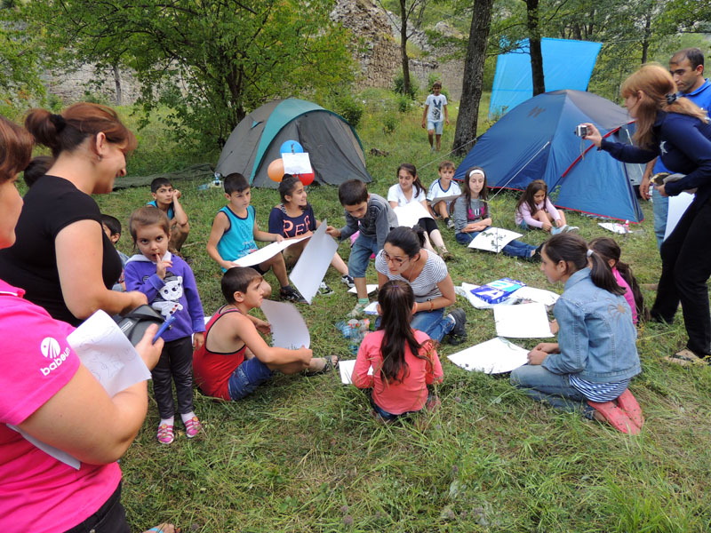 Чтобы дети не мешали взрослым, Ани придумала им занятие - рисование. Чтобы дети не мешали взрослым, Ани придумала им занятие - рисование.