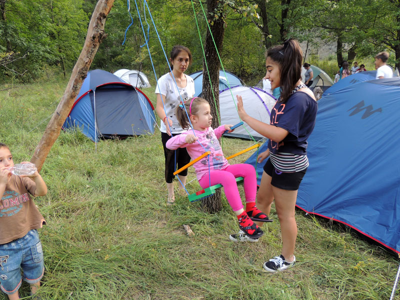 Старшие дети возятся с младшими и не имеет значения, что это свои или нет. Старшие дети возятся с младшими и не имеет значения, что это свои или нет.