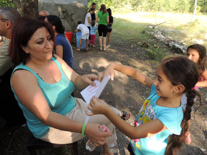 Гаяне спомтрит, что написала её дочурка. Гаяне спомтрит, что написала её дочурка.