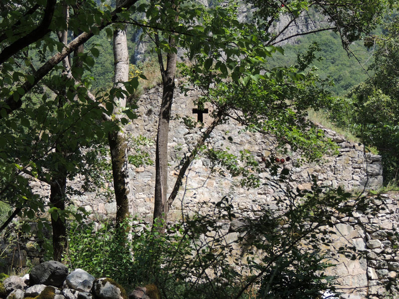 За деревьями "спрятался" древний монастырь Пресвятой Богородицы. За деревьями "спрятался" древний монастырь Пресвятой Богородицы.