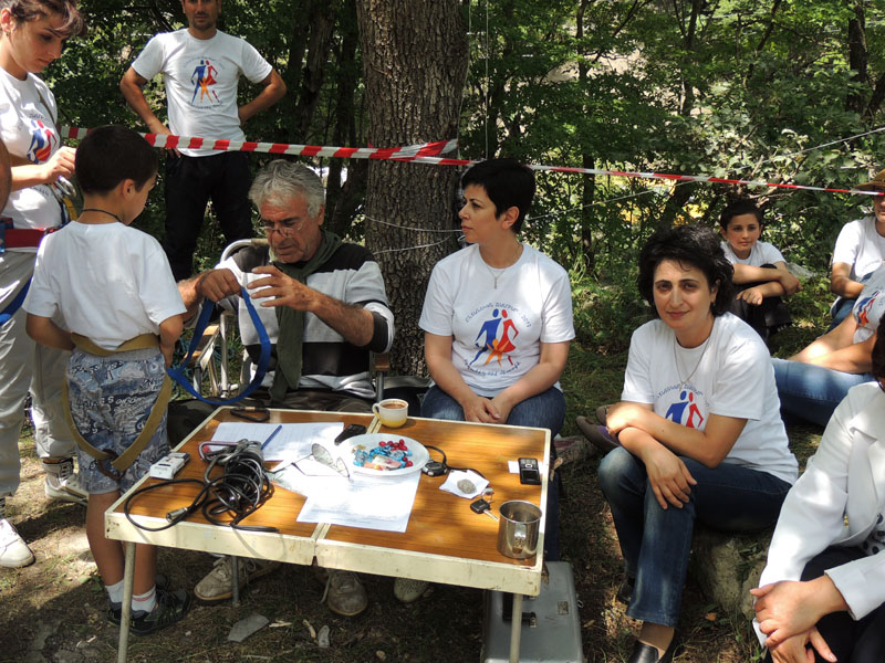 Аслан Григорян, главный судья соревнования,мастер спорта по туризму показывает как правильно одевать страховочный пояс. Аслан Григорян, главный судья соревнования,мастер спорта по туризму показывает как правильно одевать страховочный пояс.