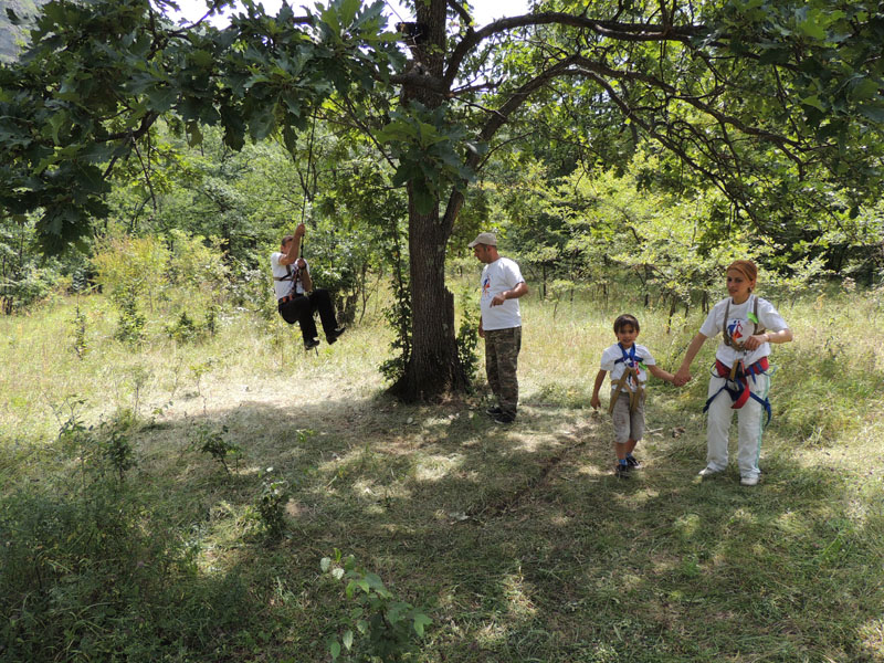 Семья Шахназарянов из Карвачара. Препятствие "Маятник". Семья Шахназарянов из Карвачара. Препятствие "Маятник".