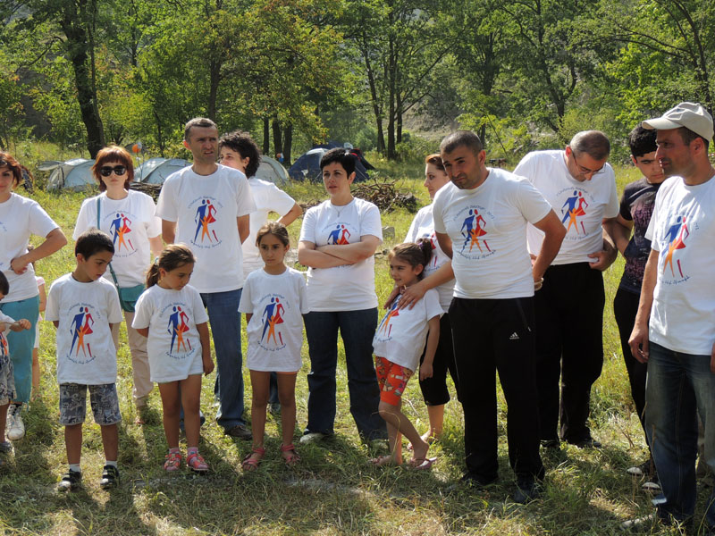 Министр культуры НКР Нарине Агабалян (в середине) среди болельщиков. Министр культуры НКР Нарине Агабалян (в середине) среди болельщиков.