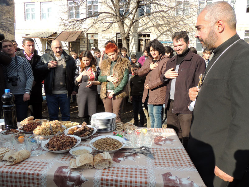 Тер-Матевос прочитал молитву, освятил пищу. Тер-Матевос прочитал молитву, освятил пищу.