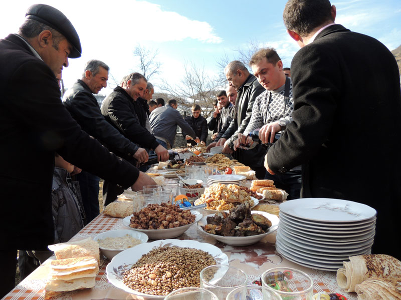 После мы все приступили к трапезе. На столе были: аханц, кычехаш, марьямапур, лобовахтан, куркут, мехровджухупур (мехровпопок), тариац, шашлык, домашнее вино, фрукты. После мы все приступили к трапезе. На столе были: аханц, кычехаш, марьямапур, лобовахтан, куркут, мехровджухупур (мехровпопок), тариац, шашлык, домашнее вино, фрукты.