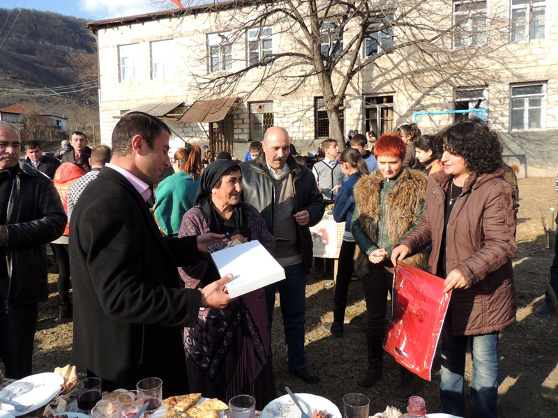 Замминистра культуры Гаяне Григорян от имени министерства преподнесла подарок главе ощины Цмакаог Севаку Акопяну подарок. Замминистра культуры Гаяне Григорян от имени министерства преподнесла подарок главе ощины Цмакаог Севаку Акопяну подарок.