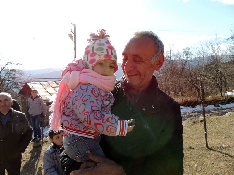 Ну, какое же мероприятие обхилится ьез детей. Дед с внуком. Ну, какое же мероприятие обхилится ьез детей. Дед с внуком.