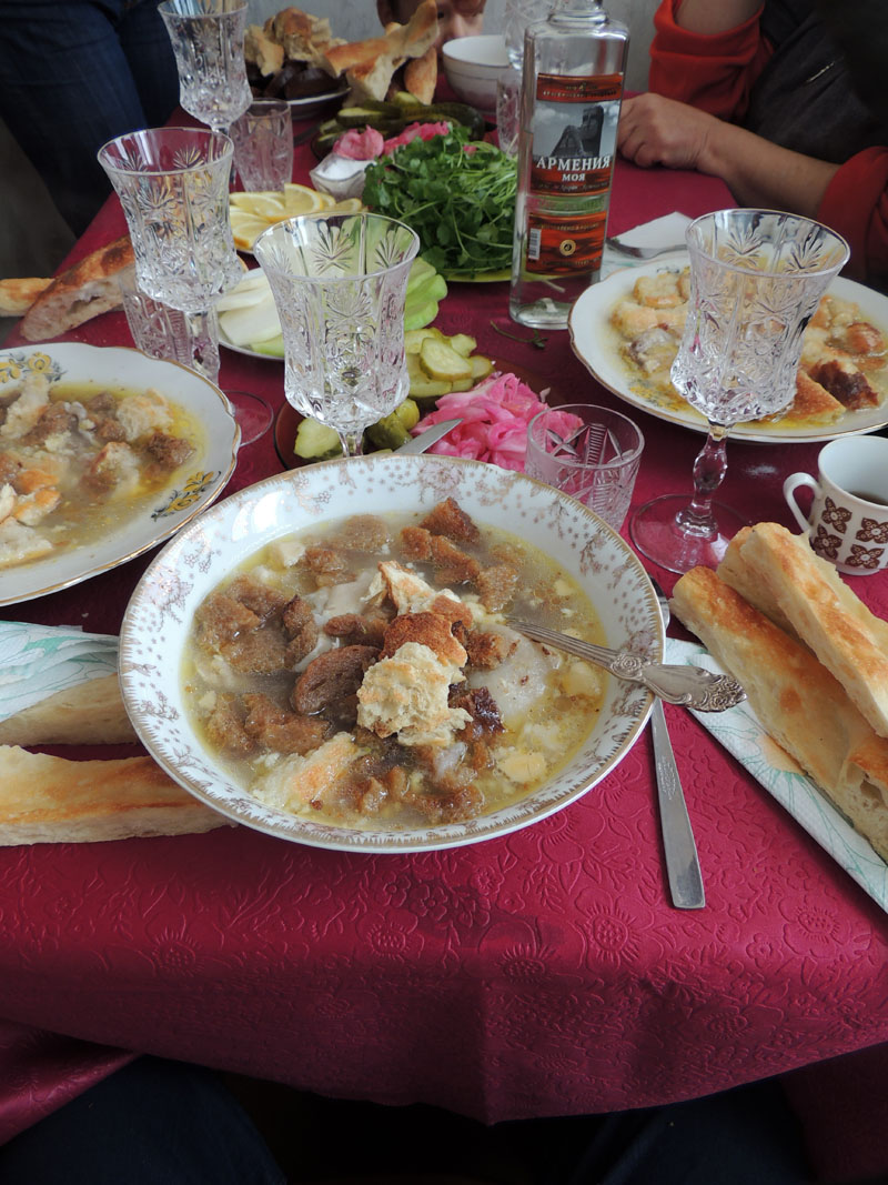 Ничего лишнего на столе: сухари, зелень, редька, соленья, лимон, водка. Ничего лишнего на столе: сухари, зелень, редька, соленья, лимон, водка.