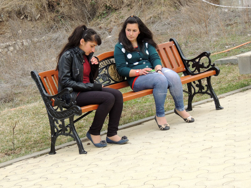 Вевушки во дворе цекви. Вевушки во дворе цекви.