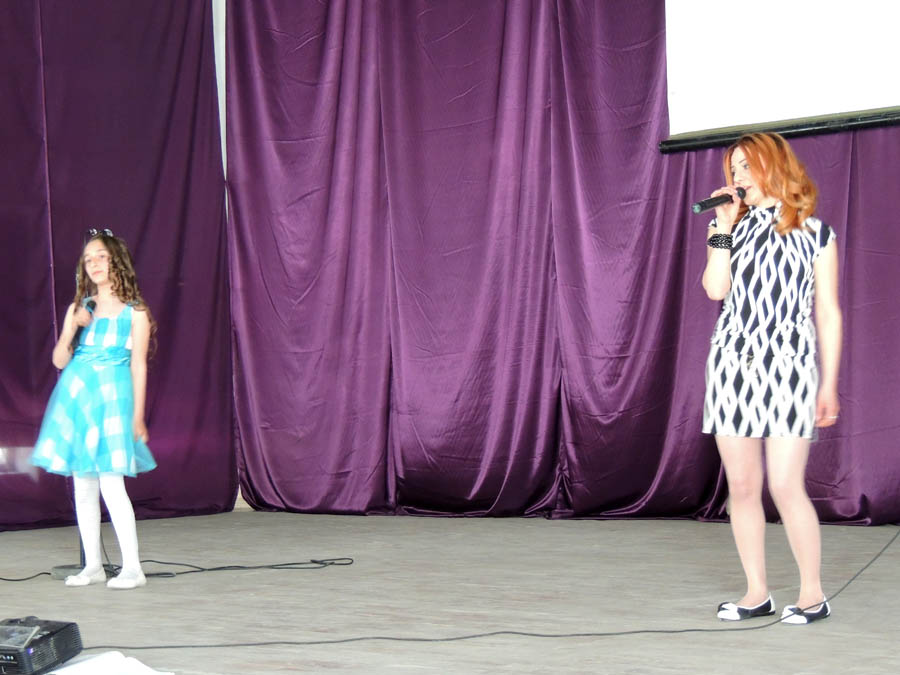 Девушки декоамируют стихотворения... Девушки декоамируют стихотворения...