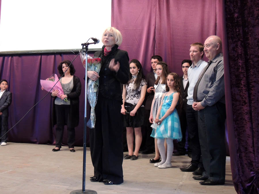 Вера Гориславовна расчувствовалась и поблагодарила за столько прекрасный концерт... Вера Гориславовна расчувствовалась и поблагодарила за столько прекрасный концерт...