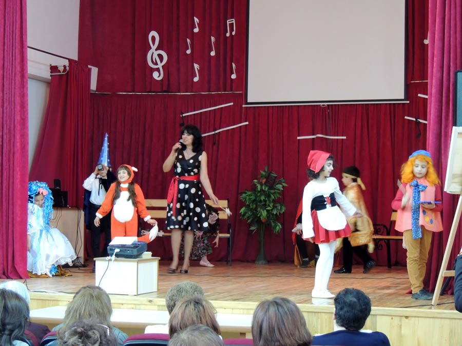 Преподаватель музыки школы №3 Лариса Мкртчян исполняет песню Мастера... Преподаватель музыки школы №3 Лариса Мкртчян исполняет песню Мастера...