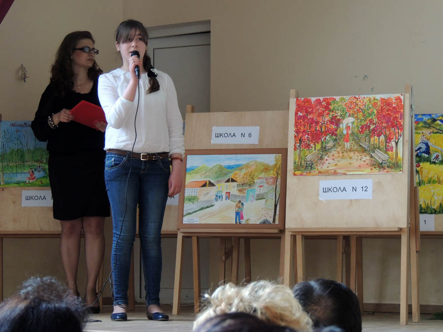 Ученица школы №6 презентует свой рисунок. Ученица школы №6 презентует свой рисунок.