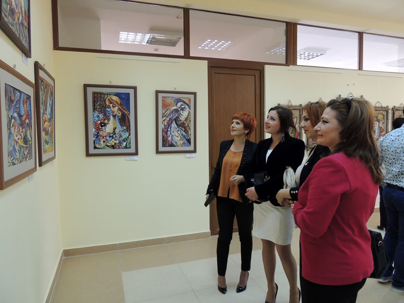 Посетители выставки рассматривают понравившиеся им работы. Посетители выставки рассматривают понравившиеся им работы.