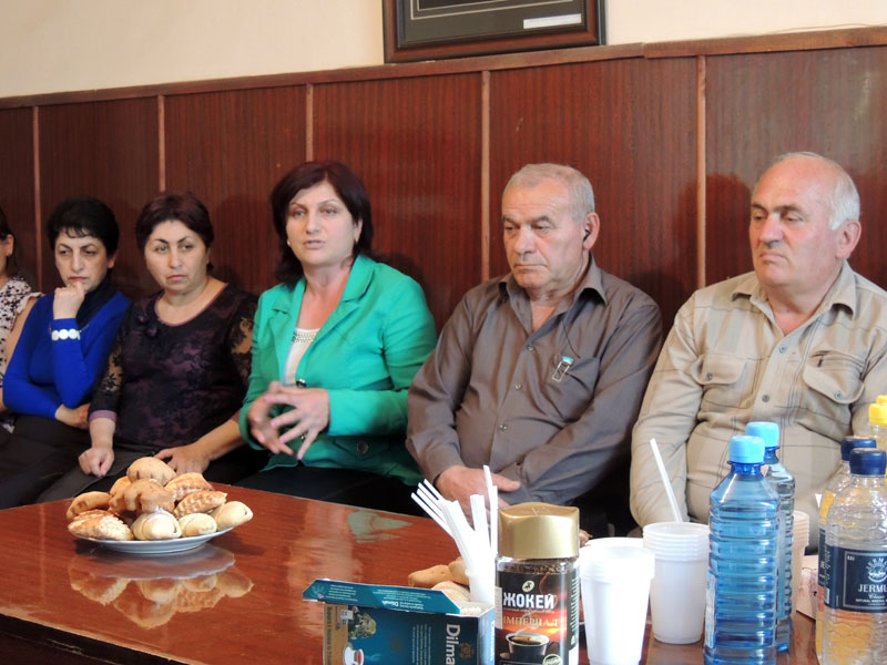 Алвард Агаронян, зам. директора средней школы №2 г.Мартуни по воспитательной части; "«В любой работе очень важна дисциплина, в школе тем более. Я подчеркиваю положительную роль школьной формы, каким-то образом ученикам надо запретить иметь у себя сот... Алвард Агаронян, зам. директора средней школы №2 г.Мартуни по воспитательной части; "«В любой работе очень важна дисциплина, в школе тем более. Я подчеркиваю положительную роль школьной формы, каким-то образом ученикам надо запретить иметь у себя сотовые телефоны. Также, экзаменационными тестами невозможно полностью определить знание ученика. Надо подумать над этими вопросами».