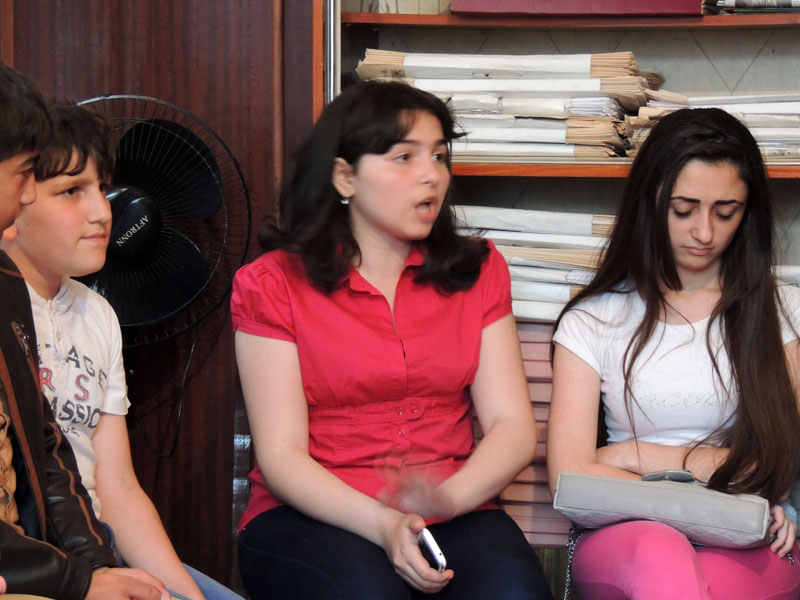 Нана, ученица 9 класса Мартунинской средней школы: "Я думаю, что кто хочет учиться, тот будет учиться и не надо говорить, что кто то в этом виноват. Можно у себя иметь телефон и не обратить на это внимание. У нас есть хорошие учителя, мы их уважаем и... Нана, ученица 9 класса Мартунинской средней школы: "Я думаю, что кто хочет учиться, тот будет учиться и не надо говорить, что кто то в этом виноват. Можно у себя иметь телефон и не обратить на это внимание. У нас есть хорошие учителя, мы их уважаем и пытаемся у них учится всему, они для нас можно сказать авторитет. А тот, кто хочет найти причину не учиться, то всегда это найдет».