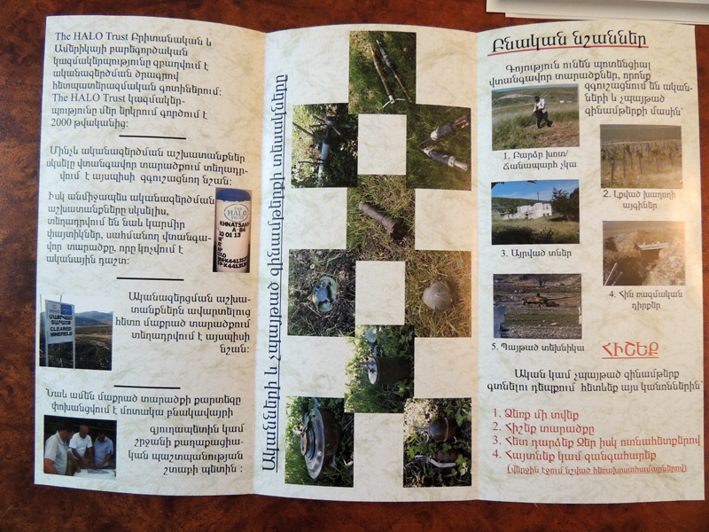 Брошюра, где фотографии (образцы мин), указаны территории, куда пока опасно ходить.. Брошюра, где фотографии (образцы мин), указаны территории, куда пока опасно ходить..