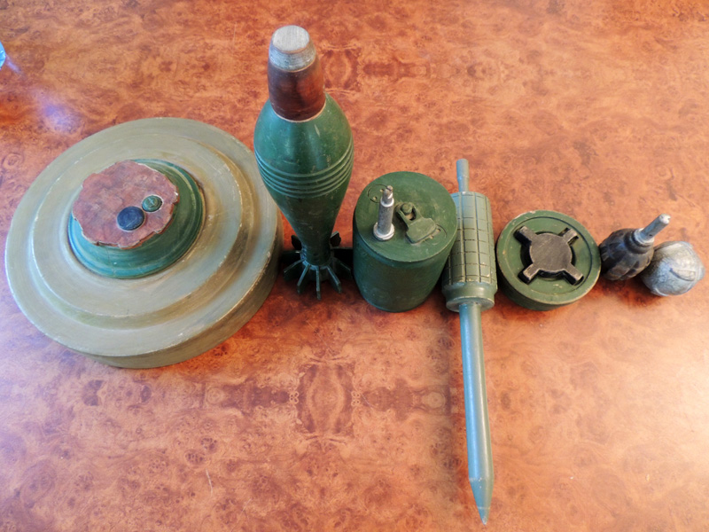 Слева на право: противотанковая мина; снаряд от миномёта; противопехотная мина «Лягушка», ПЗМ (противопехотная заградительная мина), обе эти мины предназначены для уничтожения группы людей; противопехотная мина, предназначенная для уничтожения одног... Слева на право: противотанковая мина; снаряд от миномёта; противопехотная мина «Лягушка», ПЗМ (противопехотная заградительная мина), обе эти мины предназначены для уничтожения группы людей; противопехотная мина, предназначенная для уничтожения одного человека; граната «Ф-1 (противопехотная, оборонительная)» и шариковая авиабомба.