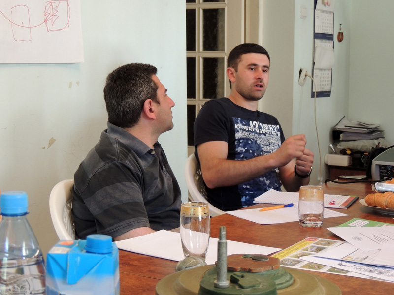 Житель г.Степанакерта Эрик Вартанян вспоминает , как они в детстве находили шариковые бомбы.. Житель г.Степанакерта Эрик Вартанян вспоминает , как они в детстве находили шариковые бомбы..