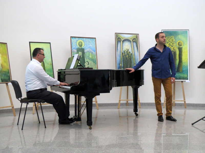 певец Карен Мкртчян исполнял песни Бабаджаняна, Шарля Азнавура, аккомпанировал ему талантливый пианист Симон Саркисян. певец Карен Мкртчян исполнял песни Бабаджаняна, Шарля Азнавура, аккомпанировал ему талантливый пианист Симон Саркисян.